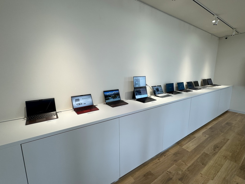現行のVAIO PCおよび周辺機器も展示されている
