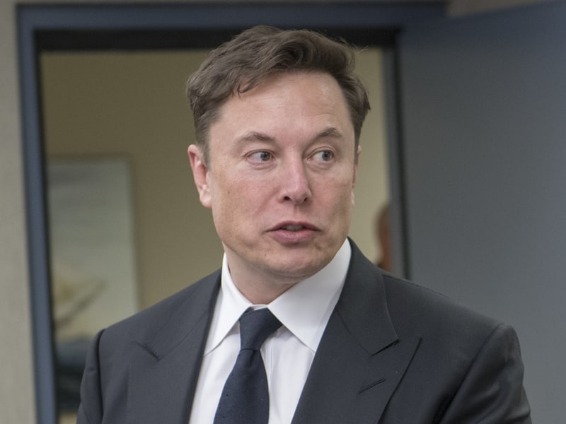 イーロン・マスク氏の写真の出典: <a href="https://commons.wikimedia.org/wiki/File:SpaceX_CEO_Elon_Musk_visits_N%26NC_and_AFSPC_(190416-F-ZZ999-006).jpg" class="n" target="_blank">2019 Sikander, File:SpaceX CEO Elon Musk visits N&NC and AFSPC (190416-F-ZZ999-006).jpg</a>, <a href="https://creativecommons.org/publicdomain/mark/1.0/deed.ja" class="n" target="_blank">Public domain</a>