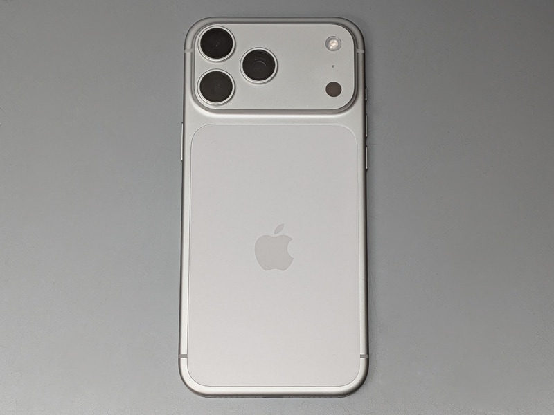 背面デザインは大きく様変わりしており、カメラハウジング部が横一列に拡大されたほか、下部パネルも継ぎ目のある設計へと変更された