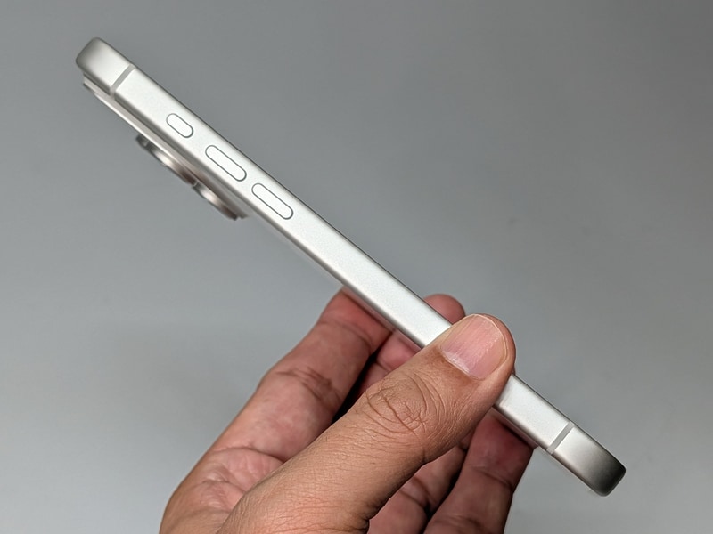 左側面にはアクションボタンと音量ボタンを搭載。物理SIMカードスロットは廃止された