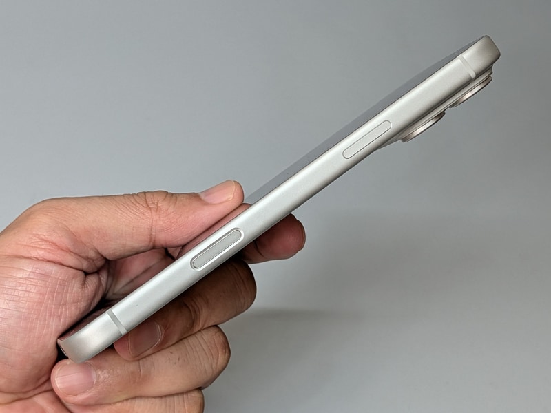 右側面には電源ボタンとカメラコントロールを搭載。従来と変更はない