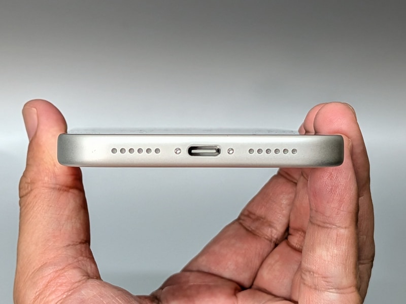 底面にはUSB Type-Cポートおよびスピーカーが配置される。ちなみに充電速度は従来よりも高速化している