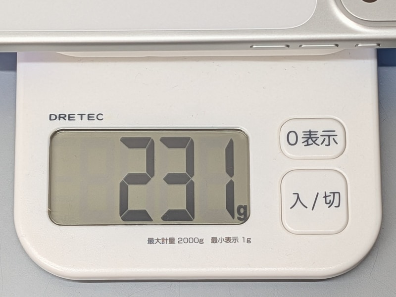 重量は実測231g。やや先祖返りし重くなった格好だ
