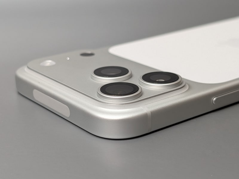 カメラは従来と同じく3レンズ構成。レンズはハウジング部からさらに突出している