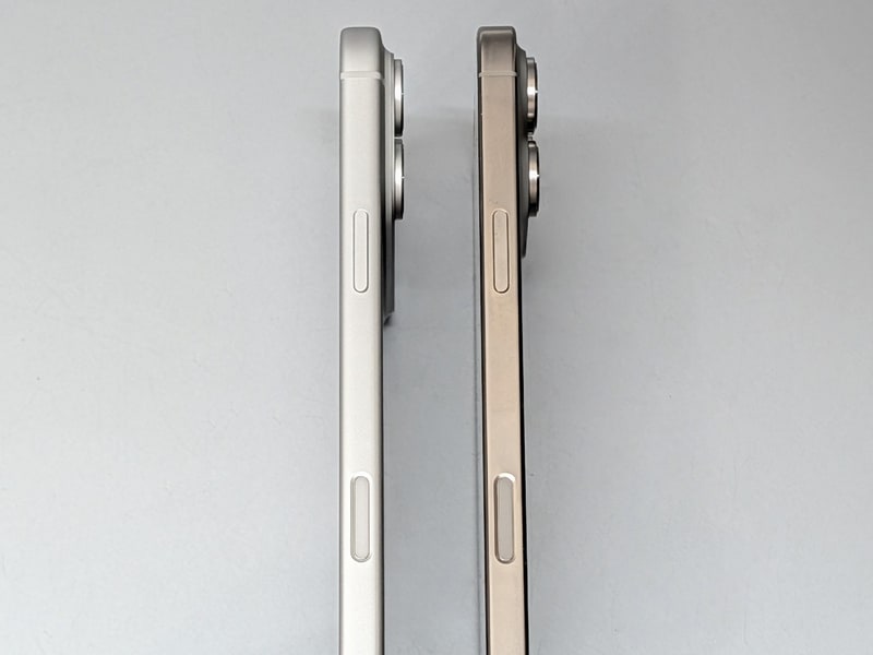 右側面。こうして比べると厚みも明らかに増している