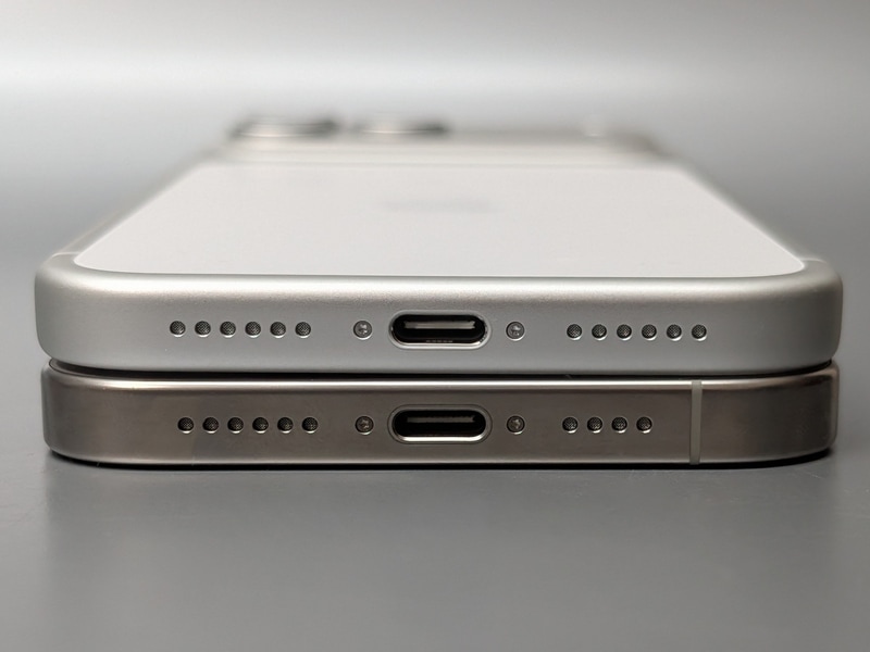 上が本製品、下が従来のiPhone 16 Pro Max。幅および厚みの増加がよく分かる