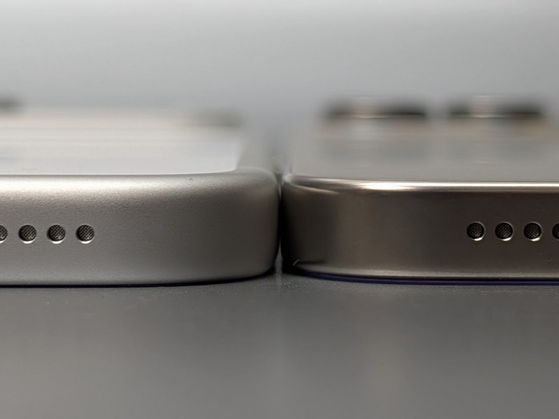 横に並べた状態。厚みが増しているほか、全体的に丸みを帯びているのが分かる