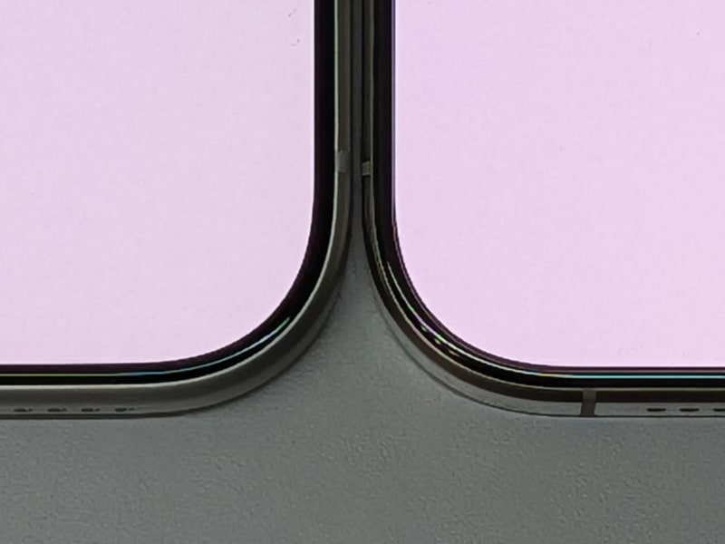 ベゼル部は、周囲のチタニウムらしき銀色の部分が目立つものの、幅自体は変わっていない