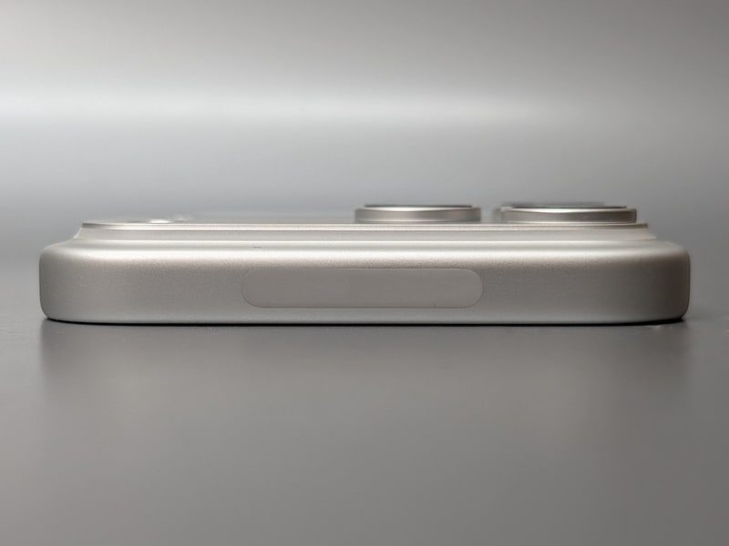 上方向から見たところ。レンズ部が突出しているため、レンズ側を下にすると安定せずガタつく。この問題は従来モデルから変わっていない