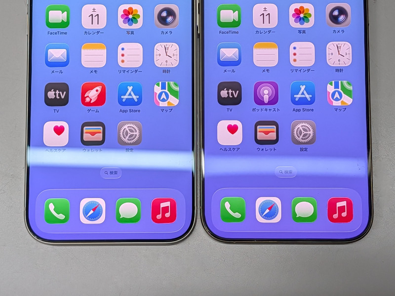 天井の蛍光灯の反射の比較。iPhone 16 Pro Max(右)よりも本製品(左)のほうが明らかに反射がきつい