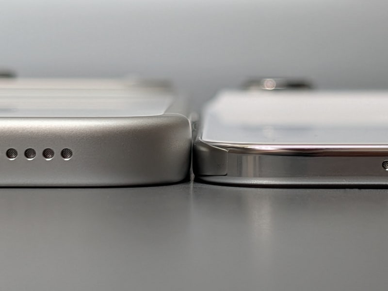 厚みの比較。iPhone Airは最薄部は5.64mmと、本製品(8.75mm)と3mm以上の差がある