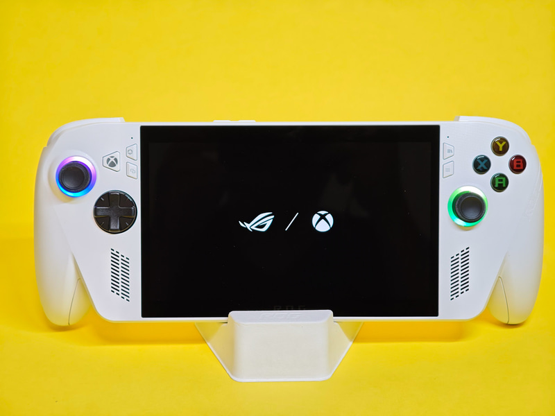 ROG Xbox AllyはOS起動時にASUSの「ROG(Republic of Gamers)」と「Xbox」の2つのロゴが表示される。初代にはなかったXboxボタンも追加されている