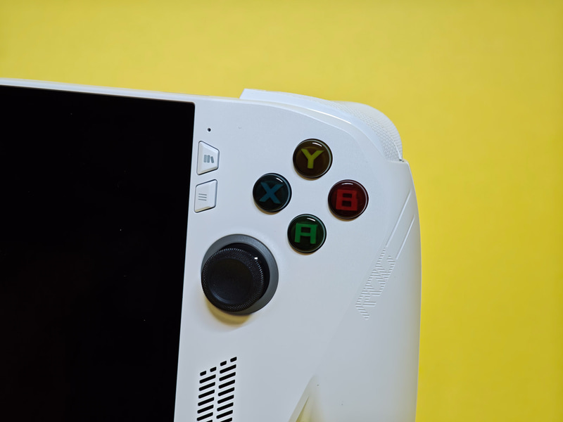 右側のコントローラ部。Xboxコントローラなどと同じような配置、機能になっている