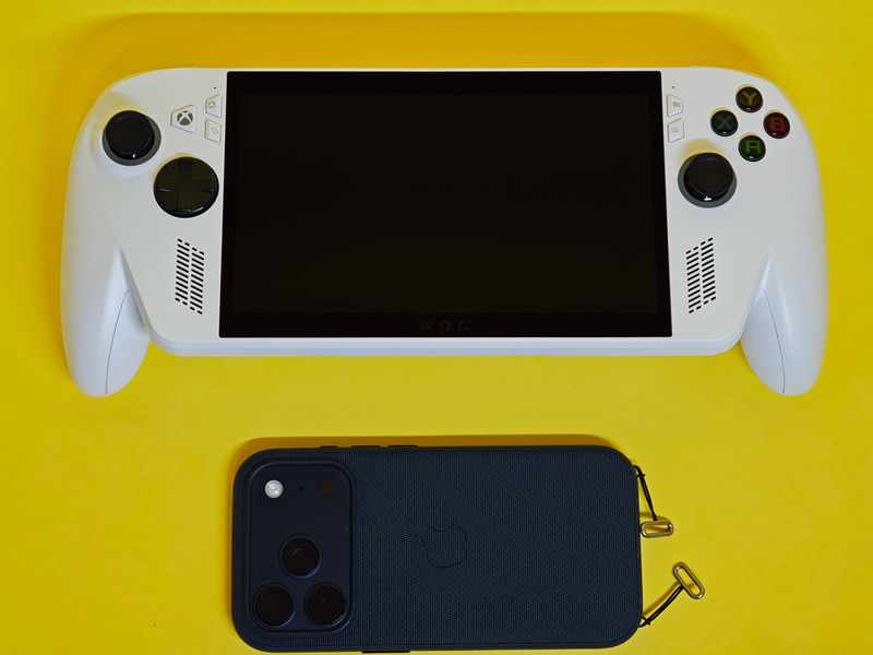 iPhone 17 Pro(純正ケース装着)との比較。持ち運ぶには大きなバッグに入れる必要があるだろう