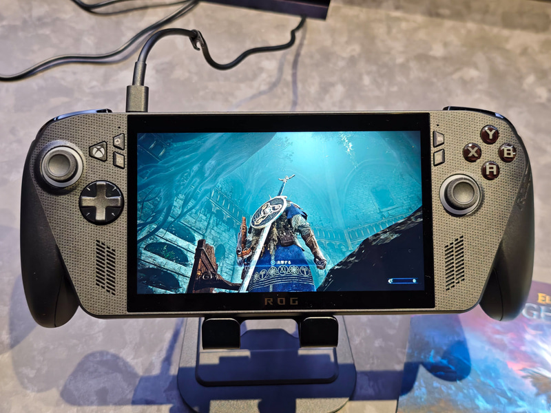 ROG Xbox Ally X(2025)。ROG Xbox Ally(2025)との違いは、黒色の筐体やジョイスティック、Ryzen AI Z2 Extremeを搭載する点などだ