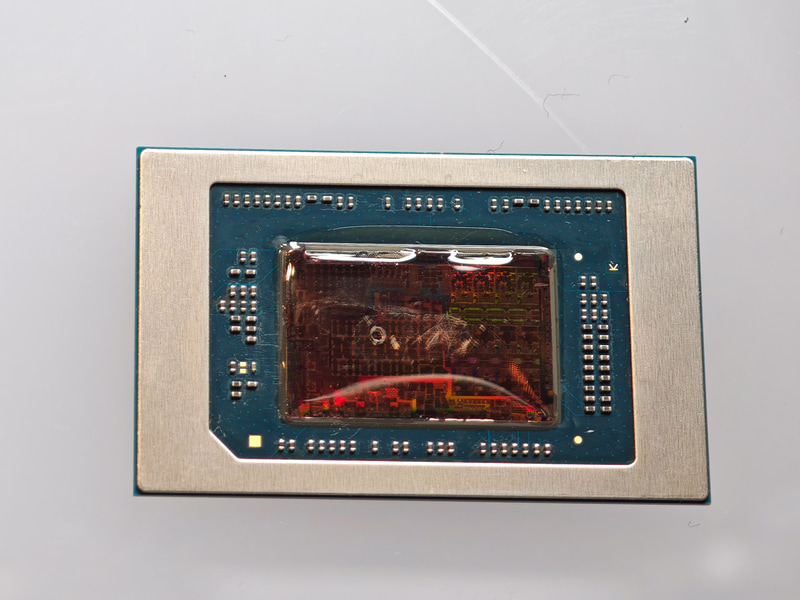 Ryzen AI Z2 Extremeと同じStrix Pointのダイを採用しているRyzen AI 300