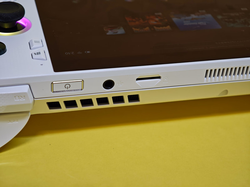 本体上部の右側にある電源スイッチ(指紋認証センサー内蔵)、ヘッドフォン端子、microSDカードスロット