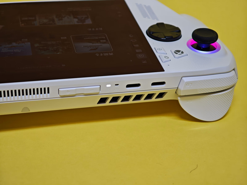 本体上部の左側にあるボリュームボタンとUSB 3.2 Gen 2 Type-C 2基。USB PDに対応