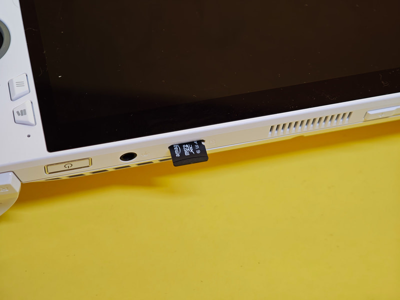 microSDカードは完全にスロットに収まるので、持ち運び時に飛び出したりなどはない