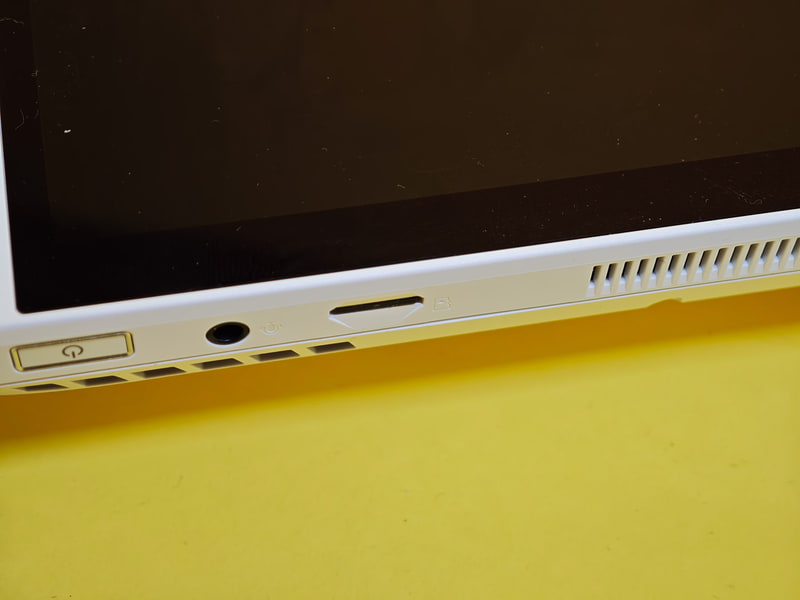 microSDカードは完全にスロットに収まるので、持ち運び時に飛び出したりなどはない