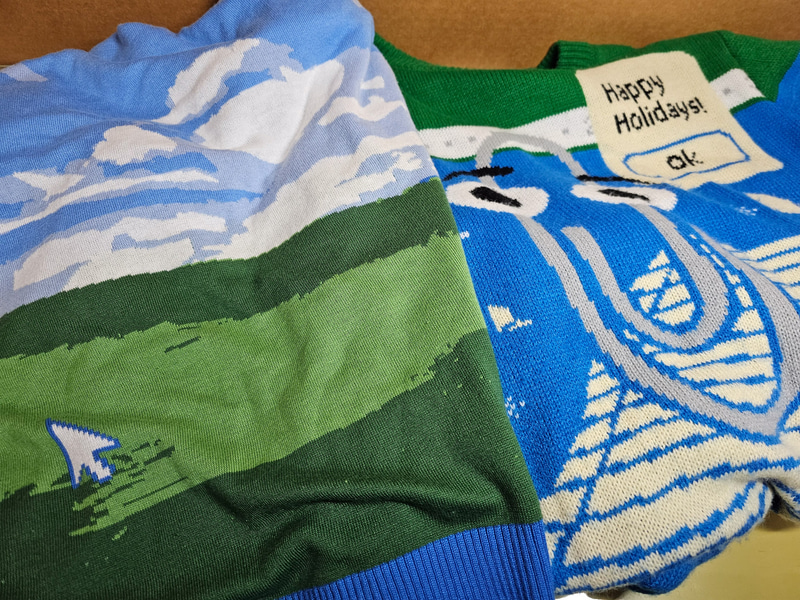 左が23年ホリデーシーズン用、右が22年ホリデーシーズン用のWindows Ugly Sweater