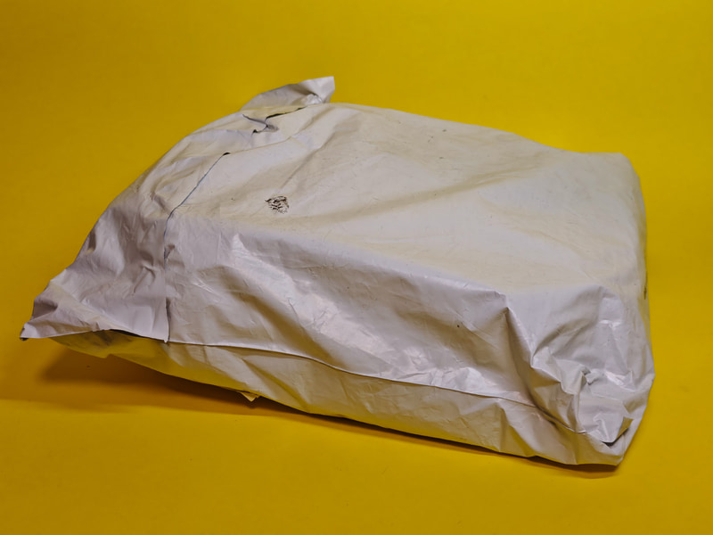 国際荷物で送られてきたパッケージ