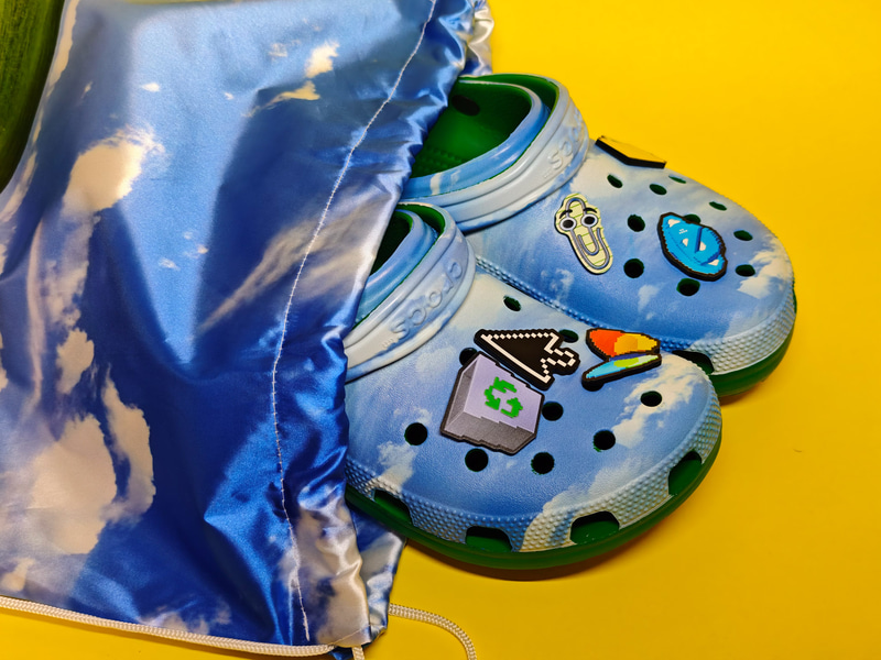 巾着の中にMicrosoft Limited Edition Crocs Bundleが入っていた