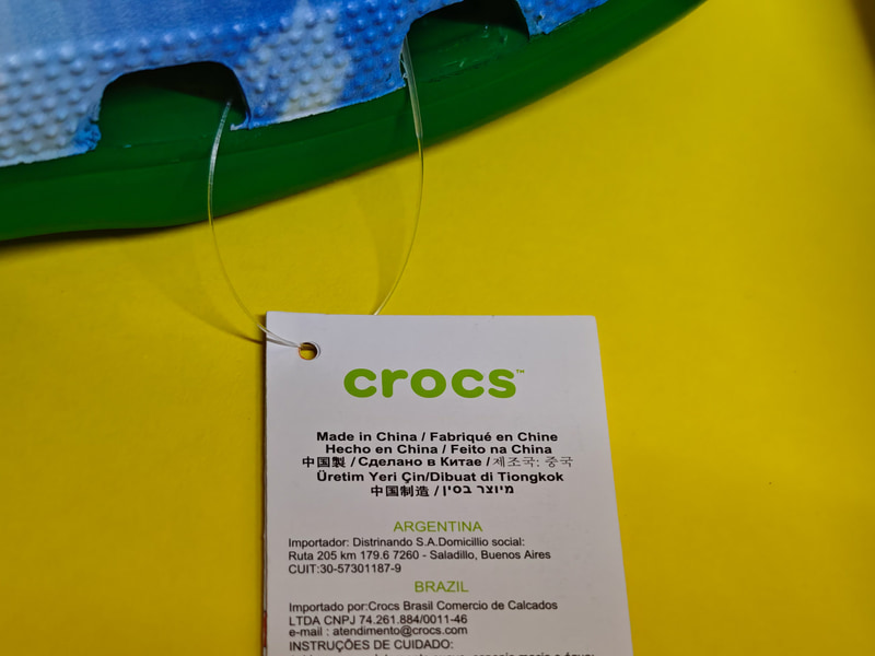 Crocs社のロゴ入りタグ