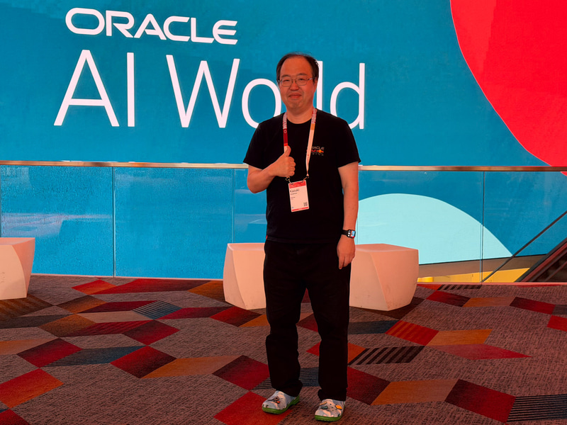 Oracle AI Worldの会場でパチリ、とっても違和感なくなじんでいて、これを撮影してくれた親切なインド系の方は気がつかなかったようだ……(笑)