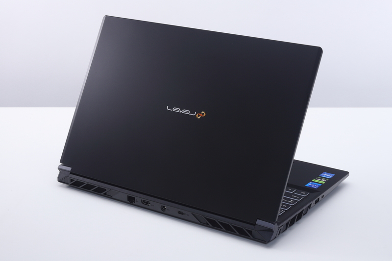 本体カラーはマットブラックで、シックなデザインが印象的