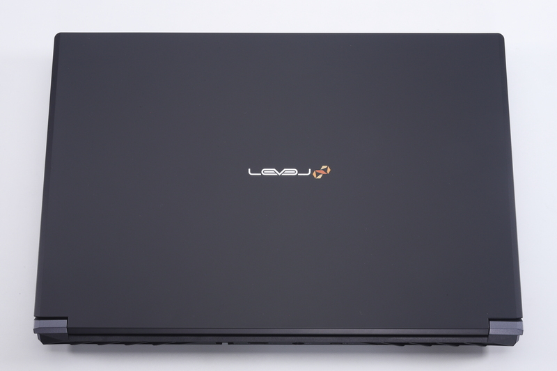 天板。装飾はLEVEL∞ロゴのみというシンプルなデザインだ