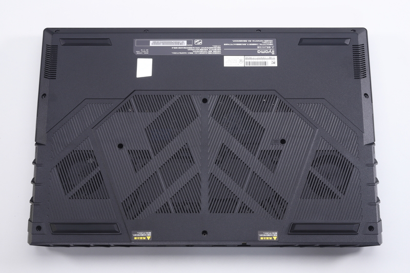 底面。中央部から背面側に通気口を設けており、前面側の両サイドにスピーカーを搭載