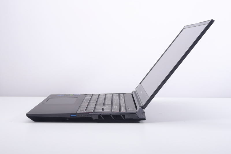 ディスプレイを最大限に開いた状態