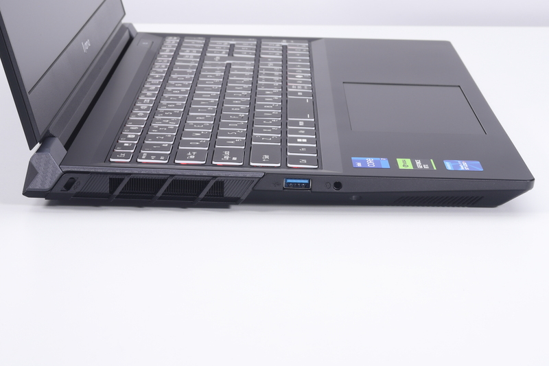 左側面。セキュリティロックスロット、USB Type-A、ヘッドセット端子