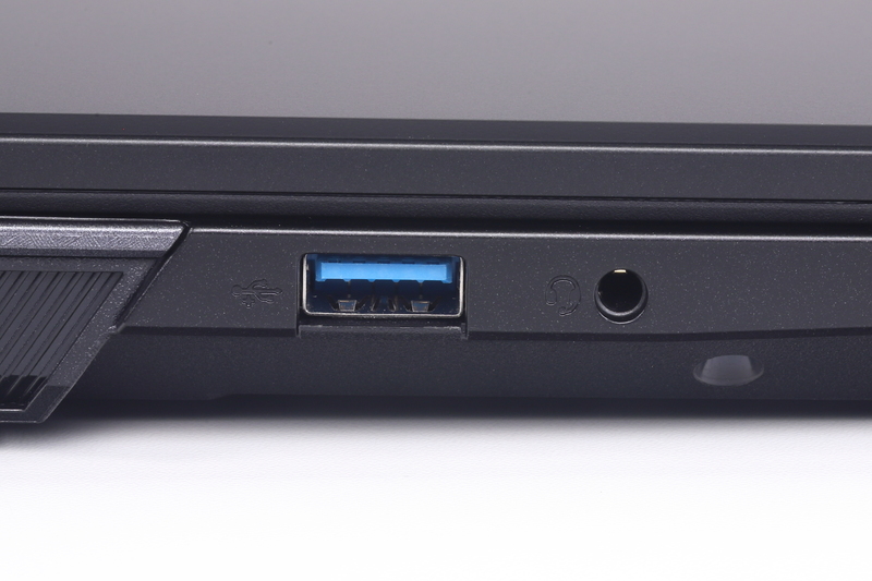 左側面。セキュリティロックスロット、USB Type-A、ヘッドセット端子