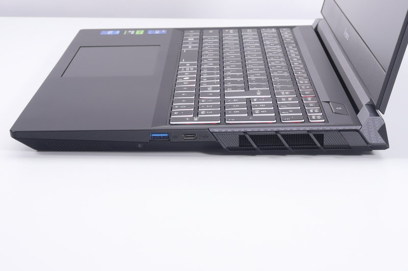 右側面。USB Type-A、USB Type-C