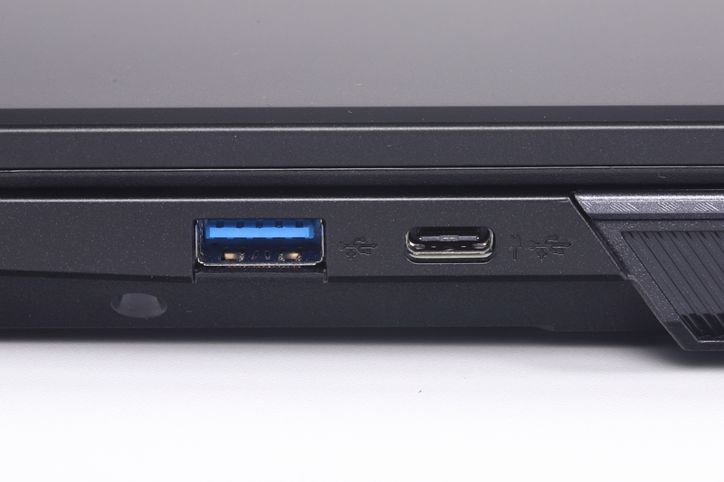 右側面。USB Type-A、USB Type-C