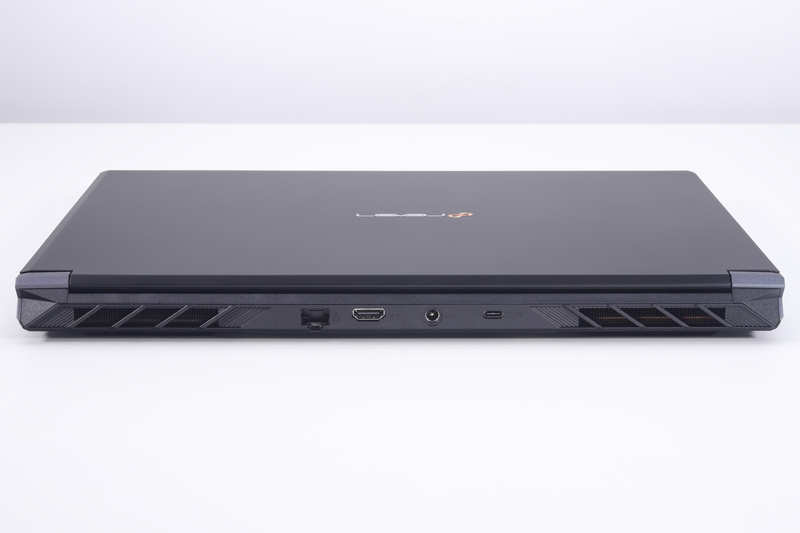 背面。有線LAN(1GbE)、HDMI、電源入力、USB Type-C