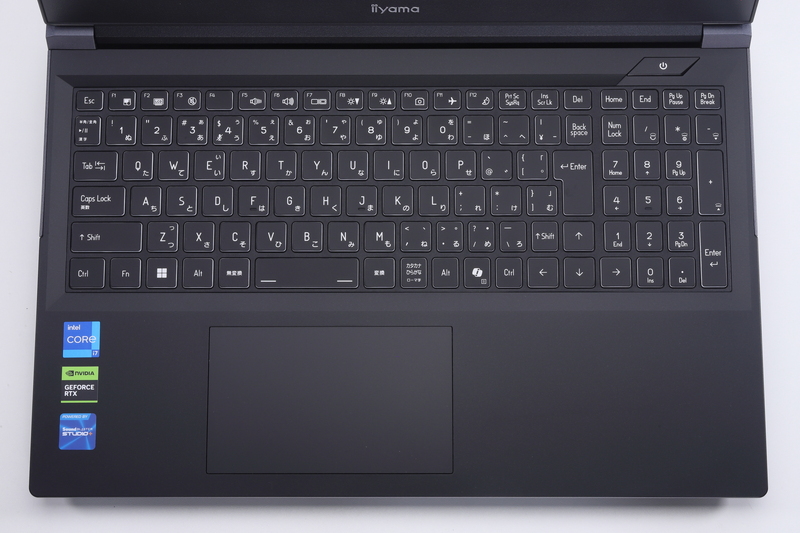 テンキー付きの日本語配列キーボードを採用。右上に電源スイッチ、パームレスト部にタッチパッドが配置されている