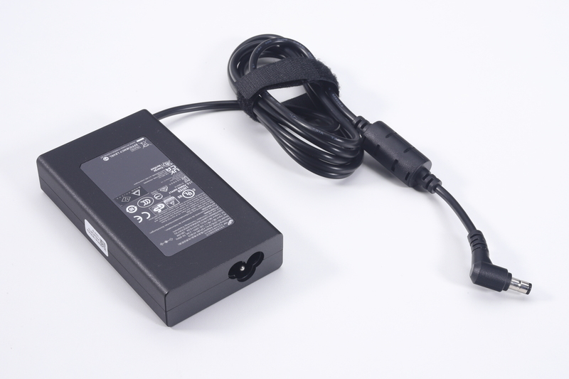 LEVEL-15FX157-i7-PKSX付属のACアダプタ。180W(20V/9A)の出力が可能