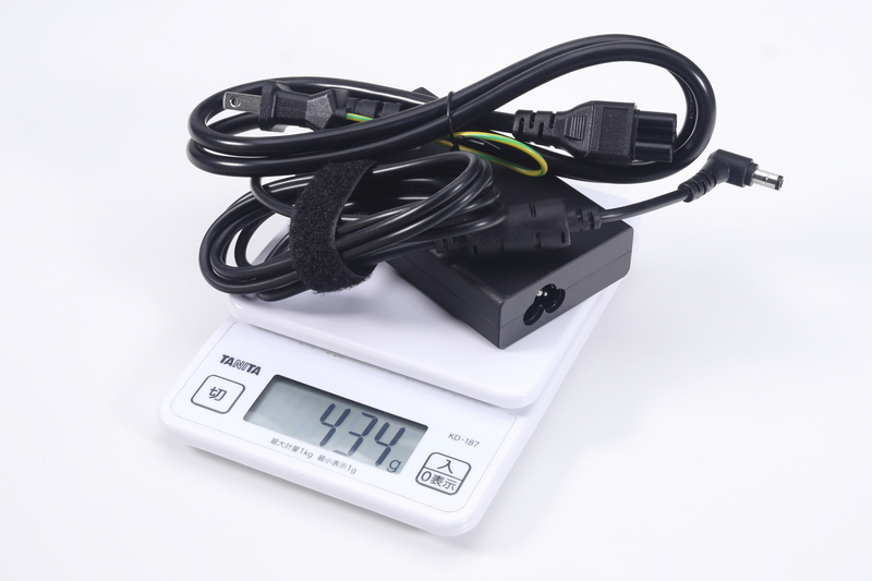 ACアダプタの重量はケーブル込みで500gを下回る