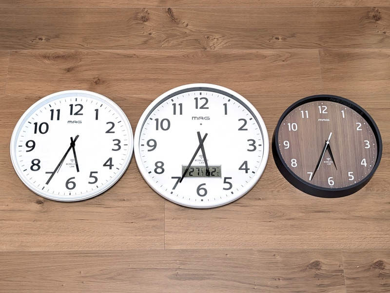 Wi-Fi時計は精度の高さが特徴。左から、前回紹介した「W-811」、温湿度の表示が可能な新モデル「W820WHZ」、木目デザインの新モデル「W818DGYZ」