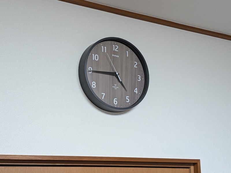 「W818DGYZ」を実際に壁掛け設置した状態。文字は蓄光仕様で暗いところでも視認できる。直販価格は6,270円