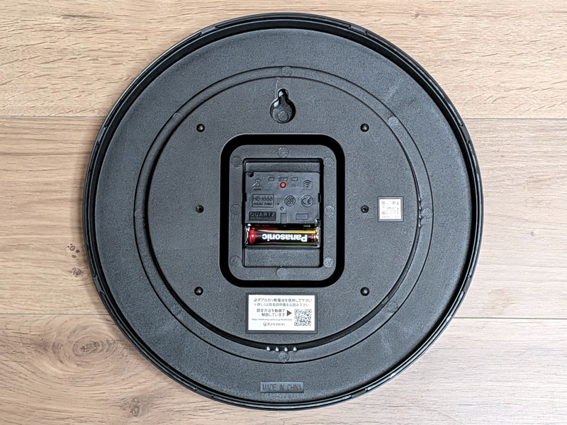 背面。一般的な壁掛け時計と特に違いはない