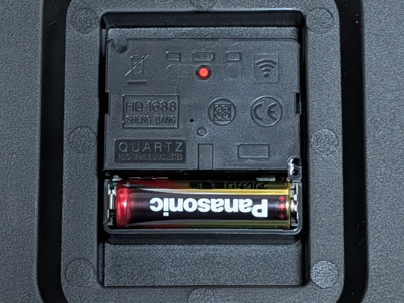 ムーブメントの品番は「HD-1688」。単3形乾電池×1で約1年駆動する。上部にはリセットボタンを備える