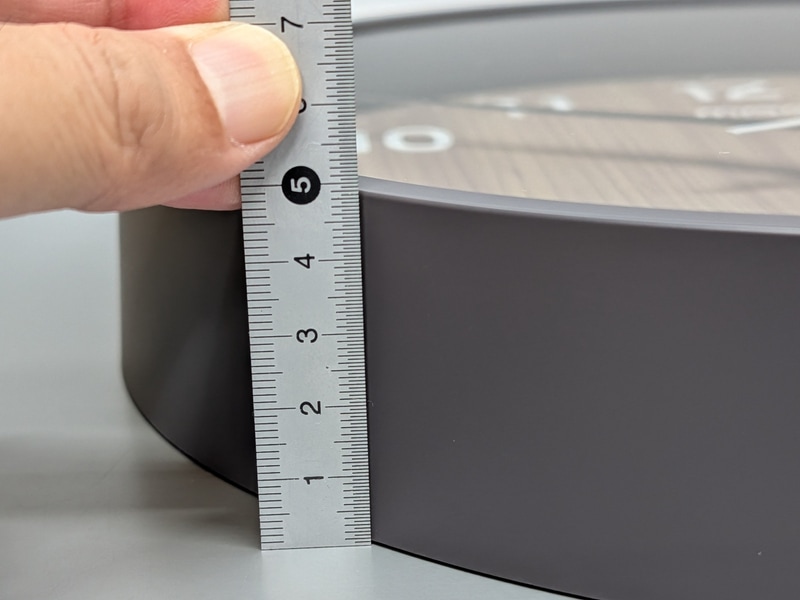 厚みは公称52mm。実際に測った限りではもう少し薄いように見える