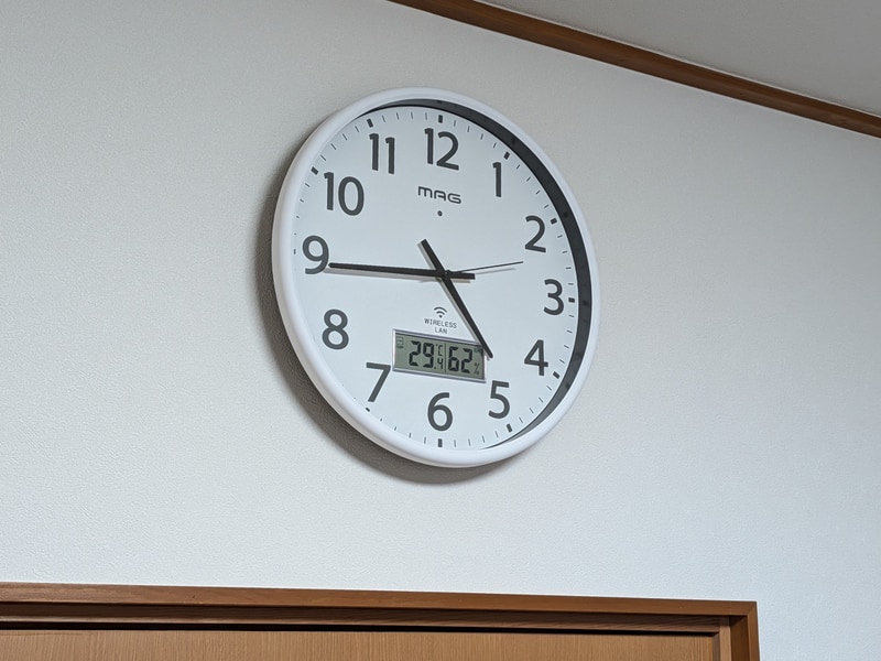 「W820WHZ」を実際に壁掛け設置した状態。前出の「W818」と違って文字は蓄光仕様ではなく、暗いところでは時刻が読み取れない。直販価格は1万1,000円