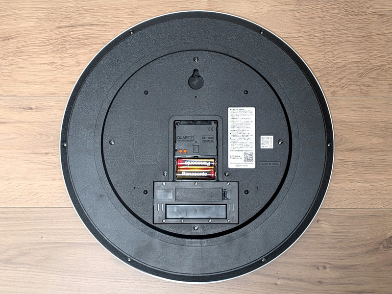 背面。こちらも一般的な壁掛け時計と変わらない