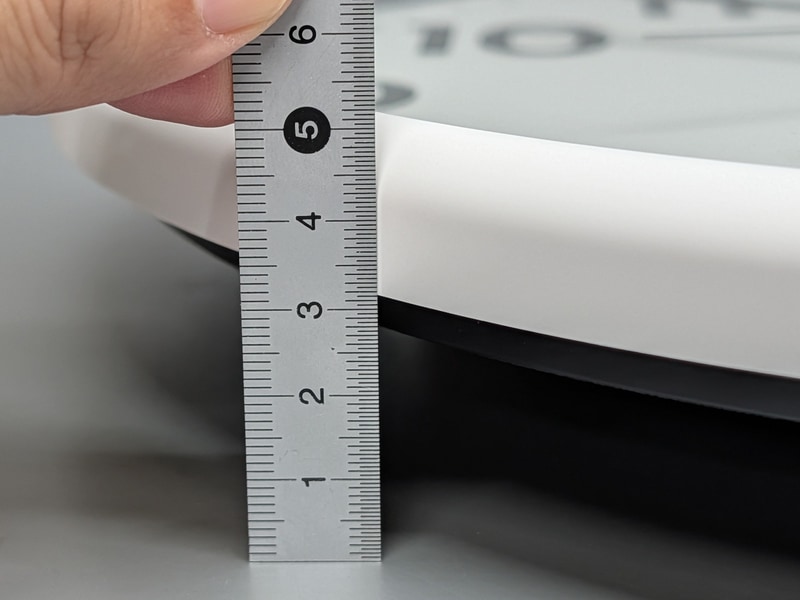 厚みは公称49mm。前述の木目タイプ「W818DGYZ」よりもわずかに薄い