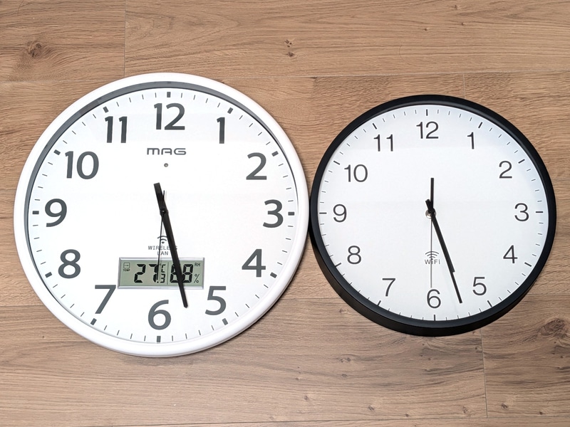 実機の比較。左が「W820WHZ」、右がニトリWi-Fi時計。温湿度計の有無は異なるものの時計部分は同一のようだ